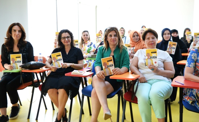 ‘Kadın Yazarıyla Buluşuyor’ Projesinde İlk Kitap Dağıtıldı