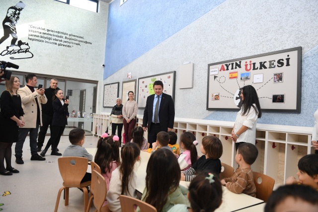 Başkan Aydın Miniklerin Karne Heyecanına Ortak Oldu