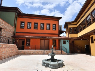 Şadırvanlı Han Kütüphanesi