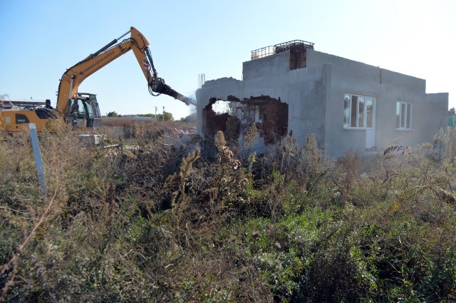 Doğanevler’de Kaçak 3 Yapı Yıkıldı